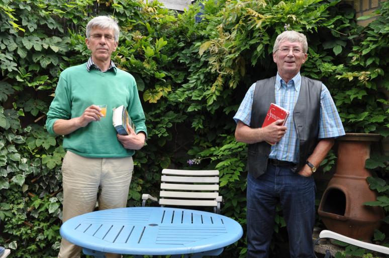 Jan Boerma (links) en Piet Maris van de Spinoza Kring Roosendaal, iede met een werk van Benedictus de Spinoza © Foto Ton Meeuwis